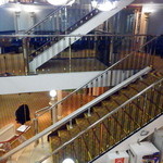 さんふらわあ レストラン - Cデッキ（下）とBデッキをつなぐ階段、さらに上はAデッキ