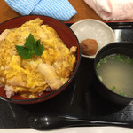鶏三和 - 香草美水鶏の親子丼  702円