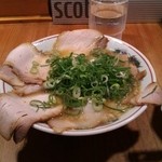 桃花春 - スープが、チャーシューで見えませんねー(^_-)