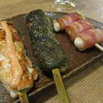 Kamado Kayamaguchi Tokuyama Ten - 串焼き３種。ささみ明太マヨ、つくね、もちベーコン
