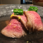 日本料理 晴山 - 2011/11_宮崎牛のローストビーフ、聖護院大根、ほうれん草の軸をのせて