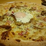 マンマパスタ - 季節のきのこピザ(カルボナーラっぽく卵を絡めてねヽ(・∀・)ノ