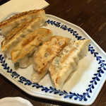 長崎らーめん 西海製麺所 - 餃子6ケ（一つ食べた後の写真）