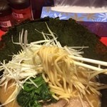 横浜家系らーめん清水家 - 麺、具合よし