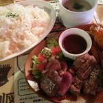 肉酒場 ブラチョーラ - ◆肉盛りステーキプレート　950円（税込）全景