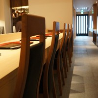 お料理 馳走 - 分厚い白木一枚板のカウンター席