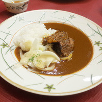 シェ・イノ - 第10回東京グランメゾンチャリティーカレーの牛の煮込み添えビーフカレー(1000円)