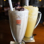 春水堂 - 小豆ミルクティー(Sサイズ75元)とキンカンティー(Mサイズ140元)