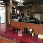 カレーショップ コーヨー - 決してきれいじゃないけどこの辺りじゃ妥当な店内