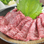 まんまる亭 - カナダ産最高級ランクの特選馬肉をすりおろしにんにくと。脂が甘く柔らかい『特選霜降り馬刺』