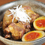 まんまる亭 - 圧力鍋でトロトロに煮込んだ柔らかい角煮。ブランド卵の半熟が名脇役『国産豚のとろとろ角煮