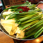 Please enjoy our proud manager's recommendation, [Motsu-nabe (Offal hotpot)]!! 800 yen per person