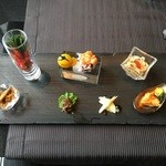 眺遊楼 - 前菜です！鶏肉とキムチ、白菜と茗荷和え、レバーの煮込み、おこげのチリソース、ピータンと蝦蛄のＸＯ醤、トマトの紹興酒漬け等々！