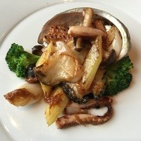 眺遊楼 - 鮑と一夜干し烏賊の炒め物！烏賊も鮑もプリップリで美味しいです！