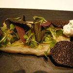 カンテサンス - オーストラリアで取れた黒トリュフを散らした一皿