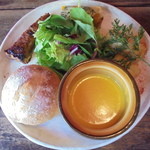 喫茶 タユタウ - かぼちゃスープ、パン、サラダ