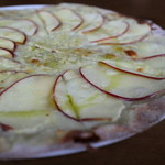 石臼挽き蕎麦香房 山の実 - 信州りんごのピッツァ