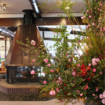 八ヶ岳高原ロッジ - 豪華な生花と暖炉 趣のあるホテルです