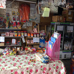 あべ川もち かごや - 奥には駄菓子やサイン色紙