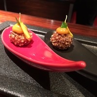 ラトリエ ドゥ ジョエル・ロブション - とろけるキノアのフリット スパイシーなソースで ★
                
                スプーンのお皿からそのまま一口でいただきます。
                キヌアのプチプチした食感がとてもよく、中はアツアツ！噛むたびに香りが口の中ではじけます。
                