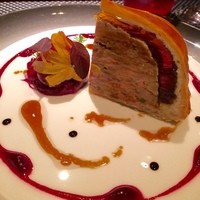 ラトリエ ドゥ ジョエル・ロブション - 北海道産 仔牛とフォアグラのパテ・アンクルート ★
                  
                  アンクルートとはパイ包みのことで、パテとジュレを見事に包み、盛り付けられています。
                  パテは肉の旨味がすごいし香りがなんともよかったです。
                  お皿の淵にはビーツの赤いソース。
                  添えてあるチェリー、黄色のトマト⁈もとってもよく合いました。