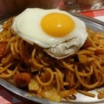 スパゲッティーのパンチョ - カレーナポ：700円、目玉焼きはクーポンで無料