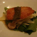 羅臼産キンキ・ホウレン草・アーティチョーク　桜葉のブイヨン