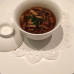 エルミタージュ ドゥ タムラ - フォアグラの茶碗蒸し風なめこ入りコンソメ(ミニポーション)