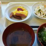 Hoteru Ekono - 無料朝食(サラダ、味噌汁、ご飯、スクランブルエッグ、ソーセージ)