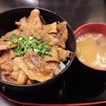 串揚げ じゅらく - しびれ豚丼 600円 + 味噌汁 70円