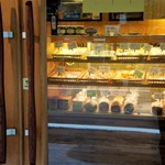 天然酵母のパン オオナミ - 扉からショーケースを覗く