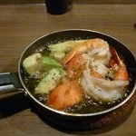 Life dining J - 海老・アボカド・トマトのアヒージョ