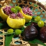 銀杏庵 - 柚子器には松茸と食用菊の和え物。栗の渋皮煮、銀杏