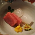 招福樓 - 手前の黄色いのは菊