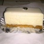 西洋菓子 しろたえ - チーズケーキ横から。