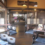 板張りの客席には座卓。