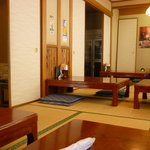 Isshin Ya - 入口右側のお座敷（テーブルが６セット）