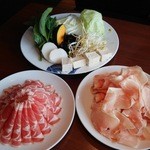 中国火鍋専門店 小肥羊 - ラム肉､鶏肉､野菜の盛り合わせ