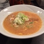 すみれ - ラー博は俺の社員食堂。  味噌半拉麺具材無料券激打二番勝負 其の壱 ミニ味噌ラーメソ！  濃厚アシアシなスープでやけどしそうなほど。ねぎが合うね。今日も上々。