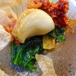 めだかタンタン - ニンニクを揚げたのって、けっこう美味しい〜〜〜。私も今度試してみようかな？　ビールが欲しくなる。いくらでもむいて食べたくなる美味しさでした。【2015年11月10日に投稿分】