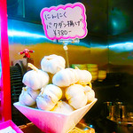 めだかタンタン - カウンターにニンニクが山盛りに？？？　と思ったら、、、ニンニク爆弾揚げなるメニューが。【2015年11月10日に投稿分】