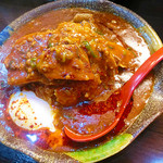 めだかタンタン - あまりにも、、、、美しく、、、、食べるのがもったいない。。。お皿のワンポポイントの緑とレンゲの赤が補色できれいに対比されています。【2015年11月10日に投稿分】