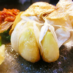 めだかタンタン - ニンニク爆弾揚げは皮を向いて食べます【2015年11月10日に投稿分】