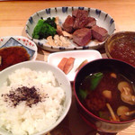 素敵亭 - 料理写真:メインの一通り。レアなミディアムレアだけど。