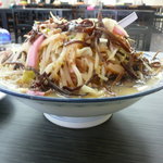 井手ちゃんぽん - 側面から見たちゃんぽん。これだけ盛り上がった具を見たのは初めて！