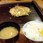 鶴橋風月 - ご飯とたくあんにお味噌汁