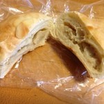 パン焼きびと　西村昭美 - 手作り豆乳カスタードクリームパン　150円　断面