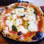 IL PIZZAIOLO - マルゲリータ(ノンカット)