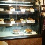 San-rin-sya - ケークサレやチーズケーキが並ぶショーケース
