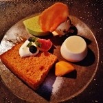 o・mo・ya - 『デザート』！！キャラメルのシフォンケーキ、豆乳のブランマンジェ、抹茶のムース、ラムレーズンのアイス、クッキーの盛り合わせ～♪(^o^)丿